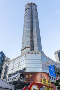 Shenzhen, Çin - 11 Nisan 2025: Shenzhen, Çin 'deki Shenzhen Electronic Group' un kısaltmasıyla SEG Plaza. 72 katlı bir gökdelen.