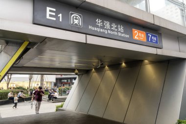 Shenzhen, China- 11 Nisan 2025: Shenzhen, Çin 'deki Huaqiang Kuzey İstasyonu. Huaqiangbei 'nin alışveriş merkezine hizmet eder..