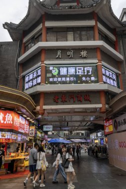 Shenzhen, Çin... 12 Nisan 2025 'te müşteriler ve ziyaretçiler Çin' in Shenzhen kentindeki ünlü Dongmen Pedestrian Sokağı 'nı doldurdular. Yaya dostu bir ortamda modernliğin geleneklerle buluştuğu yerdir.