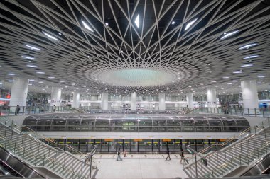 Shenzhen, Çin - 12 Nisan 2025: Shenzhen, Çin 'deki Gangxia North metro istasyonu. Çok moderndir. Tavanda ışığın istasyona girmesini sağlayan büyük delikler vardır..