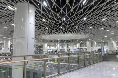Shenzhen, Çin - 12 Nisan 2025: Shenzhen, Çin 'deki Gangxia North metro istasyonu. Çok moderndir. Tavanda ışığın istasyona girmesini sağlayan büyük delikler vardır..