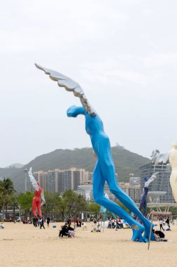 Shenzhen, Çin - 13 Nisan 2025: Yantian Bölgesi Shenzhen, Çin 'deki Dameisha Sahil Parkı' nda büyük renkli melek heykelleri sergileniyor