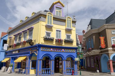 Shenzhen, Çin - 14 Nisan 2025: Melania Town, Çin 'in Shenzhen şehrinin merkezinde küçük bir Avrupa kasabası. Binaların ve tasarımın Avrupa tarzı olduğu bir kompleks.