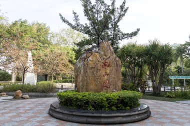 Shenzhen, Çin - 14 Nisan 2025 Shenzhen Uluslararası Bahçe ve Çiçek Fuarı Parkı, Shenzhen, Çin. Parkta zengin çiçek manzaralı geleneksel Çin mimari tarzları yer alıyor.