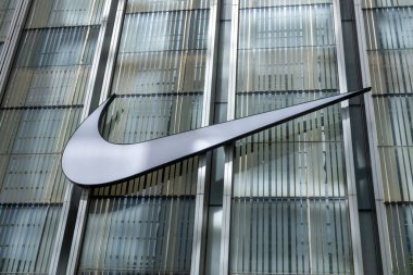 Shenzhen, Çin - 15 Nisan 2025: Nike 'ın işareti Shenzhen, Çin' deki dükkanın önünde. Nike, Inc. bir Amerikan spor ayakkabısı ve giyim şirketi.