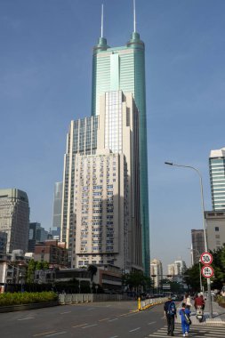 Shenzhen, Çin - 15 Nisan 2025: Shun Hing Meydanı, aynı zamanda Çin 'in Shenzhen şehrinde bulunan Diwang Binası. Bir zamanlar Shenzhen 'in en yüksek gökdeleniydi.,