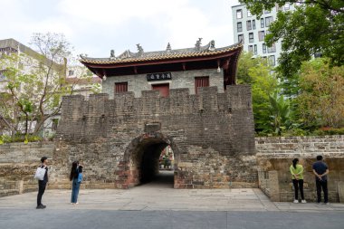 Shenzhen, Çin - 9 Nisan 2025: Nantou Antik Şehir 'in surları ve kapısı, Shenzhen, Çin. Surlarla çevrili Nantou şehri Shenzhen 'in şehir tarihinin başlangıcıdır.