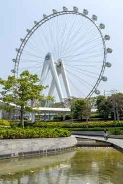 Shenzhen, China- 9 Nisan 2025: Happy Harbour, Shenzhen 'deki Körfez Bölgesi Dönme Dolabının Işığı. Toplamda 28 dev ithal arabası var. Her arabanın net alanı 16.8 metrekaredir.