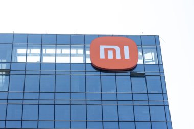 Shenzhen, Çin... 9 Nisan 2025, binanın tepesinde Xiaomi 'nin işareti. Xiaomi Corporation, merkezi Pekin, Çin 'de bulunan çok uluslu bir teknoloji şirketidir.