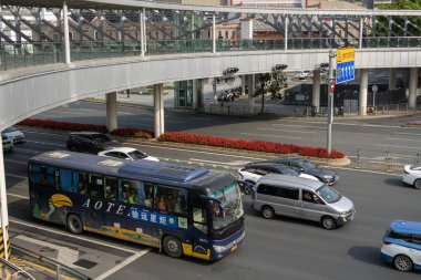 Shenzhen, Çin - 9 Nisan 2025: Shenzhen, Çin 'de sabah trafiğinin yoğun olduğu saatlerde yol ve trafik durumu. Shenzhens 'in en yoğun olduğu saat, her gün boynuzların, farların ve koşuşturmanın savaşıdır..
