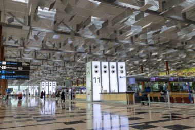 Singapur - 8 Nisan 2025: Singapur 'daki Changi Havaalanı' nın kalkış salonunun görüntüsü. Asya 'nın en büyük ulaşım merkezlerinden biridir.