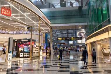 Singapur - 8 Nisan 2025: Singapur 'daki Changi Havaalanı' nın kalkış salonunun görüntüsü. Asya 'nın en büyük ulaşım merkezlerinden biridir.