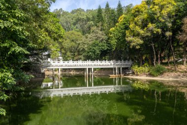 Shenzhen, Çin - 14 Nisan 2025 Shenzhen Uluslararası Bahçe ve Çiçek Fuarı Parkı, Shenzhen, Çin. Parkta zengin çiçek manzaralı geleneksel Çin mimari tarzları yer alıyor.