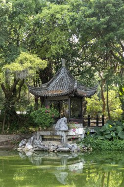 Shenzhen, Çin - 14 Nisan 2025 Shenzhen Uluslararası Bahçe ve Çiçek Fuarı Parkı, Shenzhen, Çin. Parkta zengin çiçek manzaralı geleneksel Çin mimari tarzları yer alıyor.