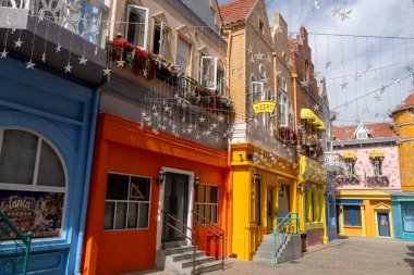 Shenzhen, Çin - 14 Nisan 2025: Melania Town, Çin 'in Shenzhen şehrinin merkezinde küçük bir Avrupa kasabası. Binaların ve tasarımın Avrupa tarzı olduğu bir kompleks.