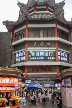 Shenzhen, Çin... 12 Nisan 2025 'te müşteriler ve ziyaretçiler Çin' in Shenzhen kentindeki ünlü Dongmen Pedestrian Sokağı 'nı doldurdular. Yaya dostu bir ortamda modernliğin geleneklerle buluştuğu yerdir.