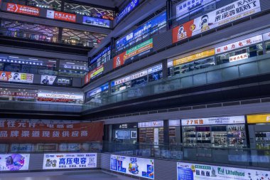 Shenzhen, China- 12 Nisan 2025: Shenzhen, Çin 'deki Huaqiang Elektronik Dünyası' ndaki mağazalar ve dükkanlar. Elektronik bileşenler ve ikinci el elektronik ürünler içeriyordu.