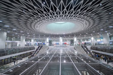 Shenzhen, Çin - 12 Nisan 2025: Shenzhen, Çin 'deki Gangxia North metro istasyonu. Çok moderndir. Tavanda ışığın istasyona girmesini sağlayan büyük delikler vardır..