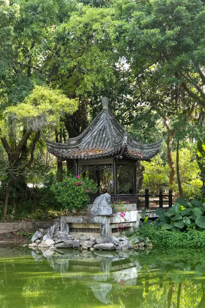 Shenzhen, Çin - 14 Nisan 2025 Shenzhen Uluslararası Bahçe ve Çiçek Fuarı Parkı, Shenzhen, Çin. Parkta zengin çiçek manzaralı geleneksel Çin mimari tarzları yer alıyor.