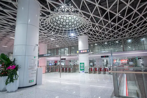 Shenzhen, Çin - 12 Nisan 2025: Shenzhen, Çin 'deki Gangxia North metro istasyonu. Çok moderndir. Tavanda ışığın istasyona girmesini sağlayan büyük delikler vardır..