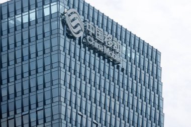 Shenzhen, Çin - 10 Nisan 2025: Çin Mobil 'in sembolü ve bayrağı Shenzhen, Çin' deki bir ofis binasının tepesinde.