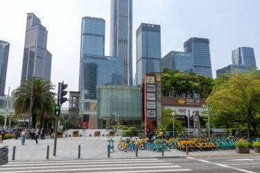 Shenzhen, Çin - 10 Nisan 2025: Shenzhen, Çin 'de mavi gökyüzü olan yüksek binalar. Shenzhen Çin 'in en büyük şehirlerinden biridir..