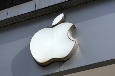 Shenzhen, China- 15 Nisan 2025: Apple Inc. 'in logosu ön tarafta. Apple Inc., Amerikan çok uluslu bir teknoloji şirketidir.