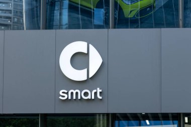 Shenzhen, Çin - 15 Nisan 2025 Shenzhen, Çin 'de Smart Car mağazası ve galerisi. Smart Automobile Co., Mercedes-Benz ve Zhejiang Geely tarafından kurulan ortak girişim..