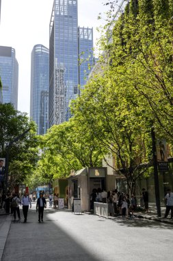 Shenzhen, Çin - 15 Nisan 2025 İnsanlar Çin 'deki MixC Alışveriş Merkezi Shenzhen' i ziyaret ediyor. Meşhur lüks bir alışveriş merkezidir..