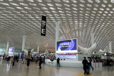 Shenzhen, Çin - 15 Nisan 2025: Shenzhen Bao 'an Uluslararası Havalimanı, Shenzhen, Çin. Çin 'in en büyük ve en modern havaalanlarından biridir.