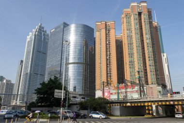 Shenzhen, Çin - 15 Nisan 2025: Shenzhen, Çin 'deki Luohu bölgesinde yüksek binalar ve konut binaları