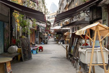 Shenzhen, Çin - 11 Nisan 2025: Çin 'deki Shenzhen Dafen Petrol Boyama Köyü manzarası. Burası artık binlerce ressamın çalıştığı sanatsal bir yağlı boya köyü.