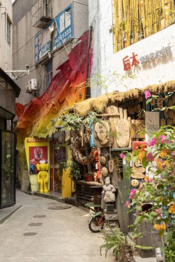 Shenzhen, Çin - 11 Nisan 2025: Çin 'deki Shenzhen Dafen Petrol Boyama Köyü manzarası. Burası artık binlerce ressamın çalıştığı sanatsal bir yağlı boya köyü.