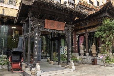 Shenzhen, Çin - 11 Nisan 2025: Qianjiang River Sanat Merkezi Shenzhen, Çin 'de yer almaktadır. Esasen klasik Çin ve Avrupa tarzına odaklanan birçok farklı temaya sahip bir sanat merkezidir.