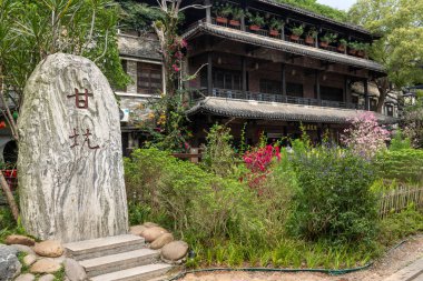 Shenzhen, Çin - 11 Nisan 2025: Çin 'in Shenzhen kentindeki Gankeng Antik Kenti manzarası. 300 yıllık geçmişi olan bir Hakka köyü..