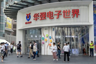 Shenzhen, China- 11 Nisan 2025: Shenzhen, Çin 'de Huaqiang Elektronik Dünyası. Elektronik bileşenler ve ikinci el elektronik ürünler içeriyordu.