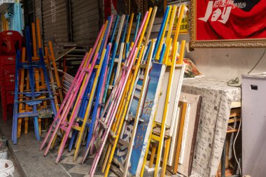 Shenzhen, Çin - 11 Nisan 2025: Çin 'deki Shenzhen Dafen Petrol Boyama Köyü manzarası. Burası artık binlerce ressamın çalıştığı sanatsal bir yağlı boya köyü.