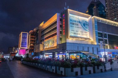 Shenzhen, China- 11 Nisan 2025: Shenzhen, Çin 'de Huaqiangbei manzarası. Dünyanın en büyük elektronik pazarı. Çeşitli bileşenler, aletler ve anlaşmalar bulabileceğiniz bir yer.