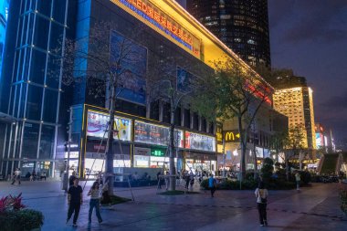 Shenzhen, China- 11 Nisan 2025: Shenzhen, Çin 'de Huaqiangbei manzarası. Dünyanın en büyük elektronik pazarı. Çeşitli bileşenler, aletler ve anlaşmalar bulabileceğiniz bir yer.