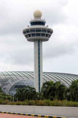 Singapur - 8 Nisan 2025: Singapur 'daki Changi Kontrol Kulesi. 40 yaşın üzerinde ve günde 1000 kadar uçak hareket edebiliyor.
