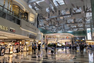 Singapur - 8 Nisan 2025: Singapur 'daki Changi Havaalanı' nın kalkış salonunun görüntüsü. Asya 'nın en büyük ulaşım merkezlerinden biridir.