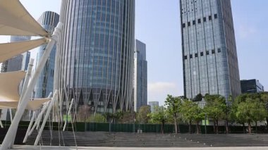 Shenzhen, China- 9 Nisan 2025 Shenzhen Talent 's Park' tan Shenzhen 'in ufuk çizgisi. Shenzhen şu anda Çin 'de 200 ve 300 metre yüksekliğindeki en yüksek gökdelenlere sahip.