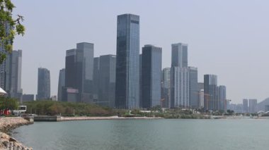 Shenzhen, China- 9 Nisan 2025 Shenzhen Talent 's Park' tan Shenzhen 'in ufuk çizgisi. Shenzhen şu anda Çin 'de 200 ve 300 metre yüksekliğindeki en yüksek gökdelenlere sahip.