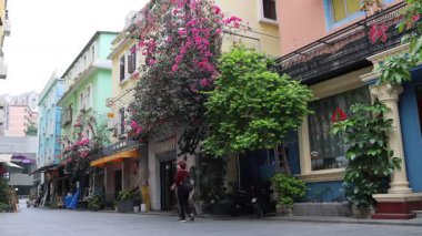 Shenzhen, Çin - 11 Nisan 2025: Çin 'deki Shenzhen Dafen Petrol Boyama Köyü manzarası. Burası artık binlerce ressamın çalıştığı sanatsal bir yağlı boya köyü.