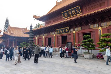 Shenzhen, Çin - 13 Nisan 2025: İnsanlar Xianhu Botanik Bahçesi Shenzhen, Çin 'deki Hongfa Tapınağını ziyaret ediyor. Tapınağın yapısı ve konumu bir mimari ve sanat şaheseridir.