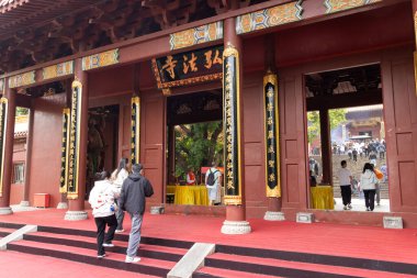 Shenzhen, Çin - 13 Nisan 2025: İnsanlar Xianhu Botanik Bahçesi Shenzhen, Çin 'deki Hongfa Tapınağını ziyaret ediyor. Tapınağın yapısı ve konumu bir mimari ve sanat şaheseridir.