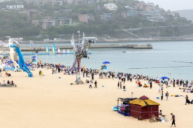 Shenzhen, Çin - 13 Nisan 2025: İnsanlar Shenzhen, Çin 'deki Dameisha Sahil Parkı' nın güzel manzaralarının tadını çıkarıyor.