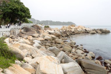 Shenzhen, Çin - 13 Nisan 2025: Shenzhen, Çin 'deki güzel Xiaomeisha Sahili. Xiaomesha berrak suları, dağları ve zengin bir tarihi olan manzaralı bir sahil beldesi.