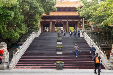 Shenzhen, Çin - 13 Nisan 2025: İnsanlar Xianhu Botanik Bahçesi Shenzhen, Çin 'deki Hongfa Tapınağını ziyaret ediyor. Tapınağın yapısı ve konumu bir mimari ve sanat şaheseridir.