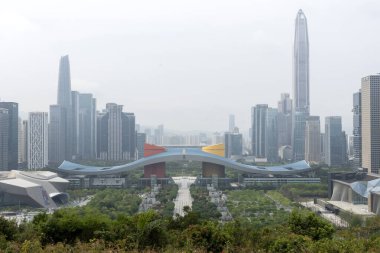 Shenzhen, Çin - 10 Nisan 2025: Sisli bir günde Lianhuashan Parkı 'ndan Shenzhen şehrinin ufuk çizgisi.